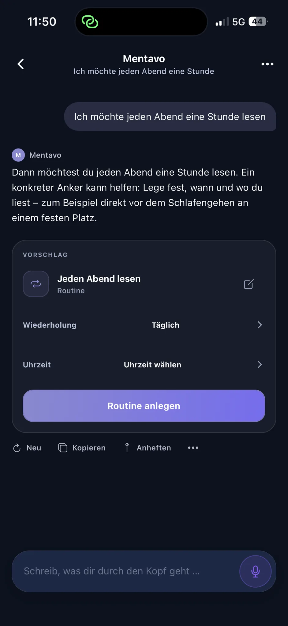 A conversation in Mentavo: after “I want to read for an hour every evening”, Mentavo points to a fixed anchor and shows a suggestion titled „Jeden Abend lesen“ with the repetition „Täglich“ and a „Routine anlegen“ button (app shown in German)