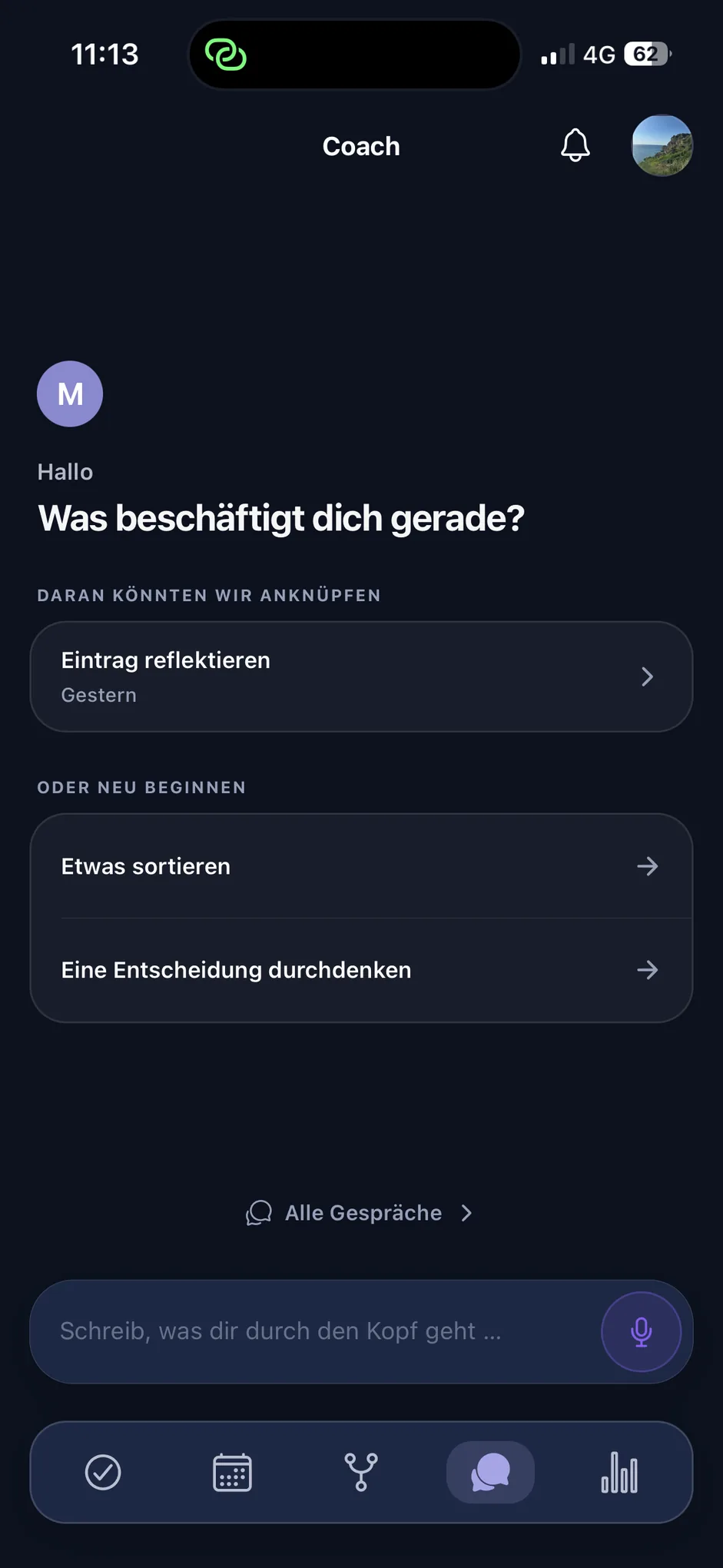The “Coach” area in Mentavo: the question „Was beschäftigt dich gerade?“, below it „Daran könnten wir anknüpfen“ with a journal entry and a routine, plus the entry points „Etwas sortieren“ and „Eine Entscheidung durchdenken“ (app shown in German)